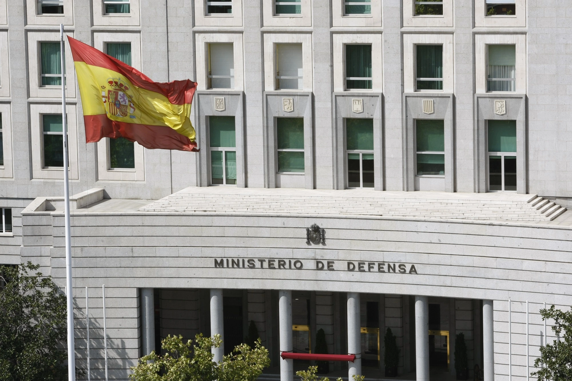 Ministerio Defensa Espana con bandera