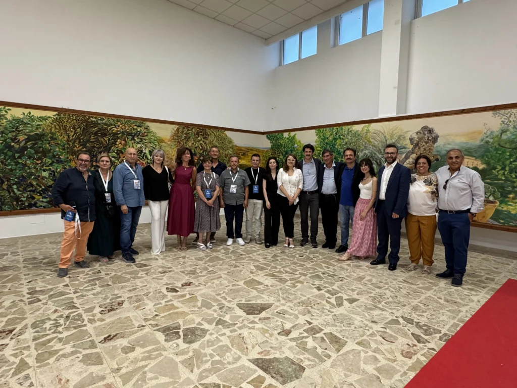Donazione quadro Italtel al Comune di Santa Ninfa. I protagonisti dell'evento davanti al quadro.