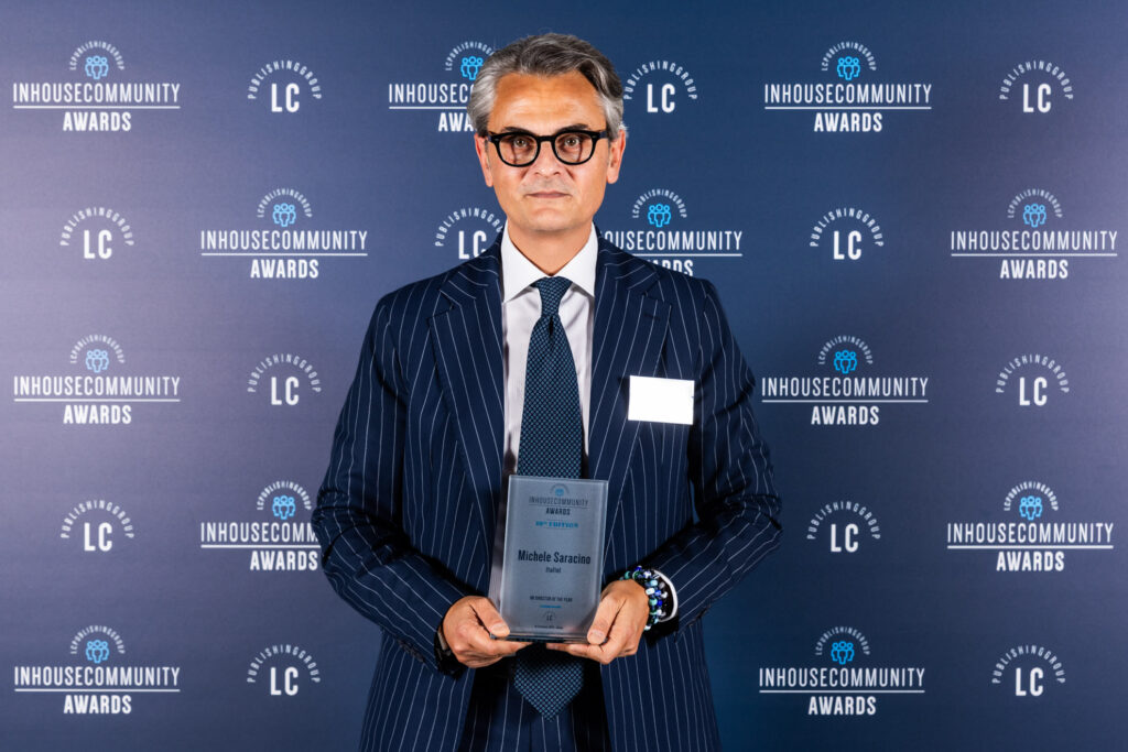 Michele saracino with the award HR director at the INHOUSECOMMUNITY AWARDS