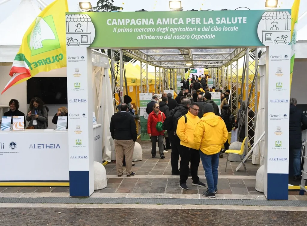 Ingresso del mercato contadino con persone che entrano