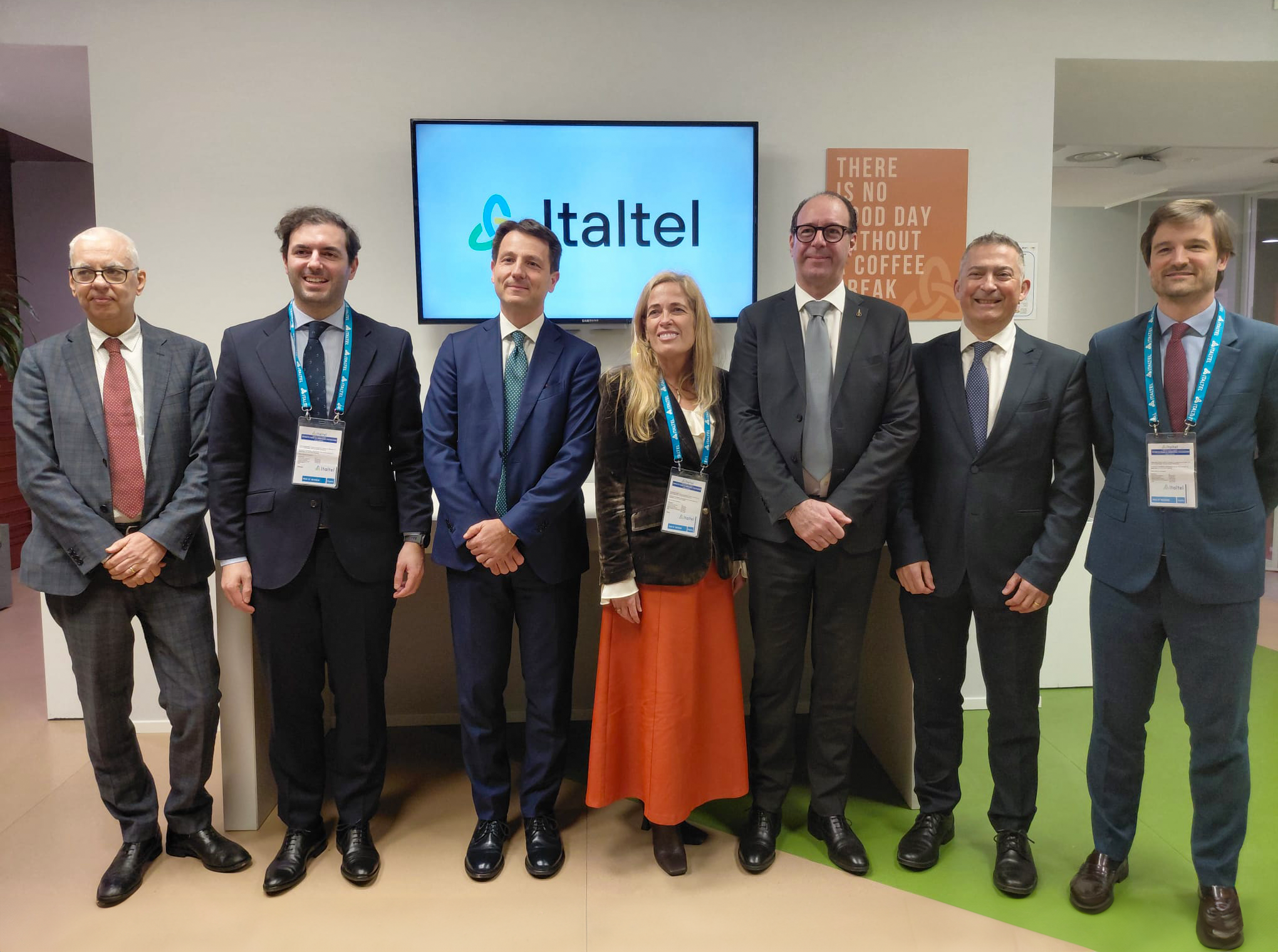 Foto di gruppo dell’incontro istituzionale svoltosi nella sede di Caldera con i rappresentanti della Comunità di Madrid