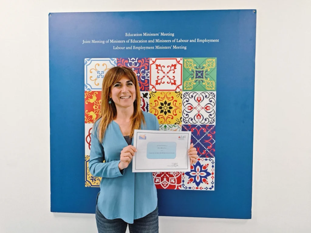 Antonia Semeraro holding the certificate