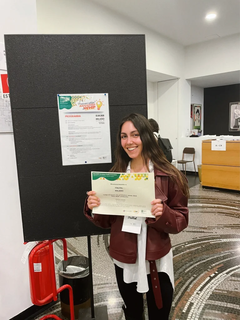 Elisa Borgognone holding the certificate